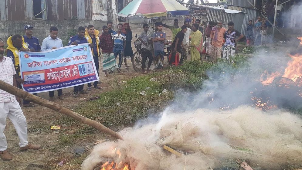 পাবনায় ৩ লাখ টাকার নিষিদ্ধ জাল পুড়িয়ে ধ্বংস করল প্রশাসন