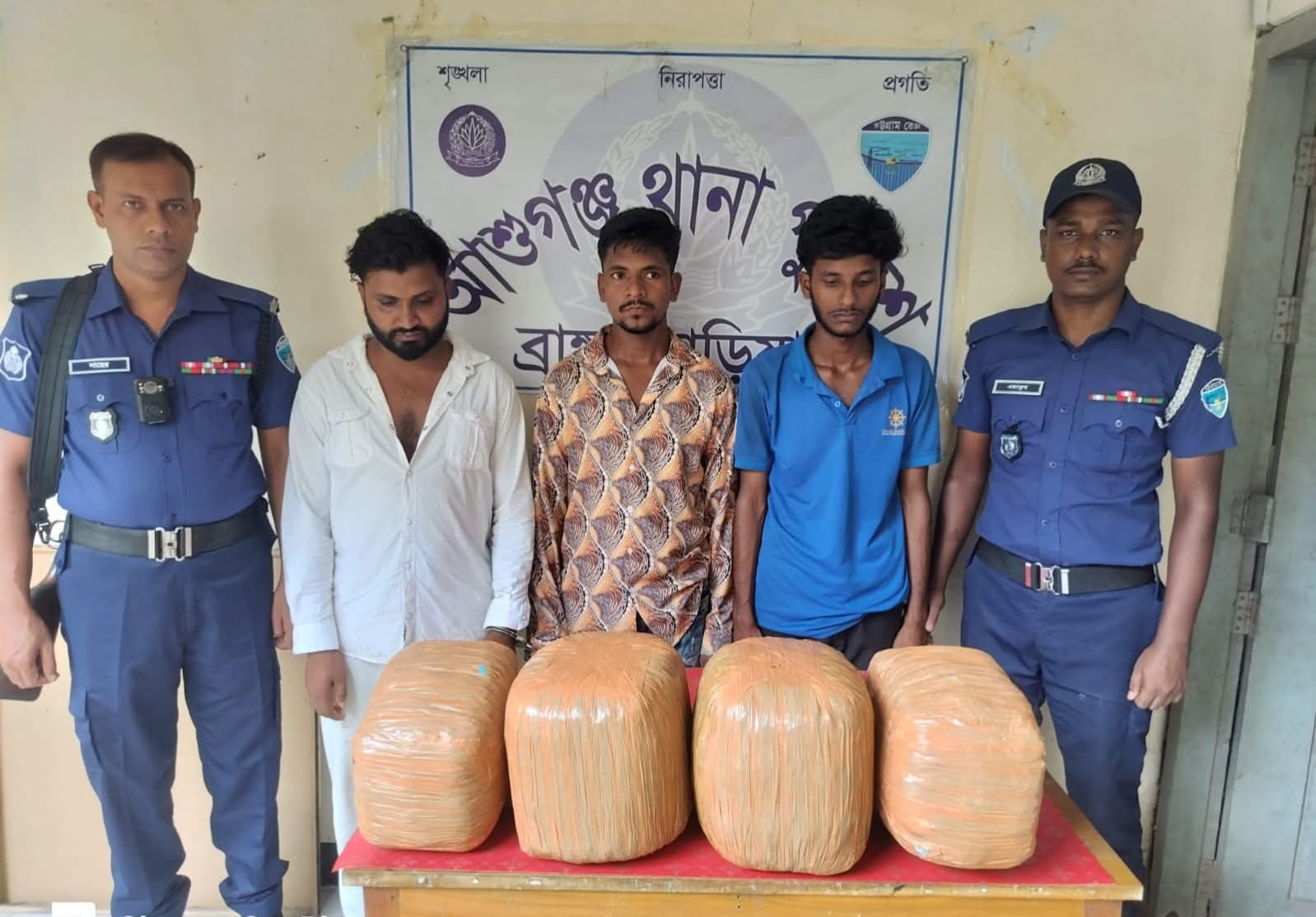 আশুগঞ্জে ১২ কেজি গাঁজাসহ তিন মাদক কারবারি গ্রেফতার, প্রাইভেটকার জব্দ