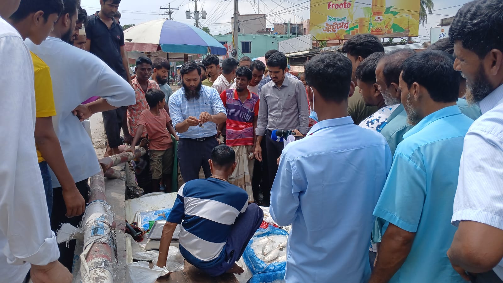 পুঠিয়ায় চিংড়িতে ক্ষতিকর জেলি মেশানোয় ব্যবসায়ীকে জরিমানা, ধ্বংস ১০ কেজি চিংড়ি