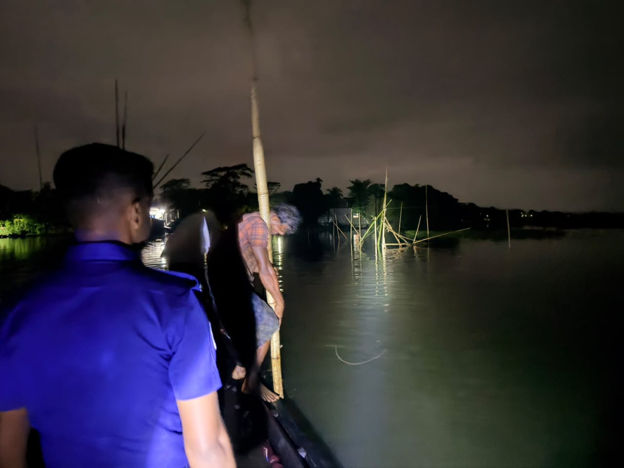 মসজিদ কমিটির অনুমতি, জেলেদের ভিন্ন দাবি—ফানাই নদীতে প্রশাসনের অভিযান